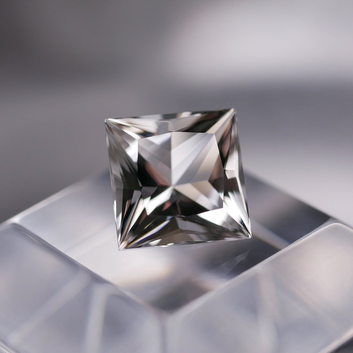 宮崎県産 高千穂水晶 faceted cut ルース(Re052)