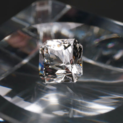 山梨県産 八幡山水晶 faceted cut ルース（Re015)