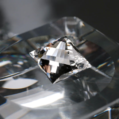 山梨県産 乙女水晶 faceted cut ルース（Re014）