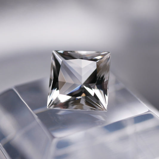 宮崎県産 高千穂水晶 faceted cut ルース（Re052)