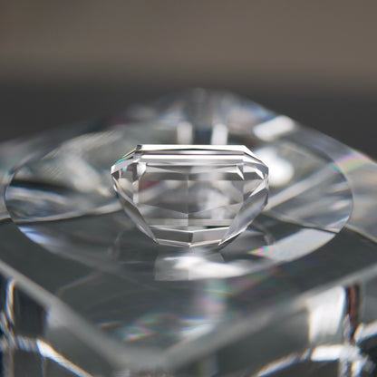 山梨県産 乙女水晶 faceted cut ルース（Re138）