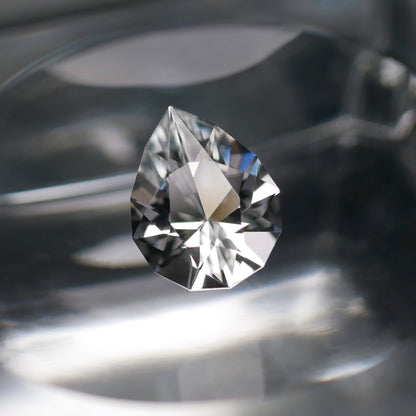 山梨県 黒平産 トパーズ faceted cut ルース（Re322）