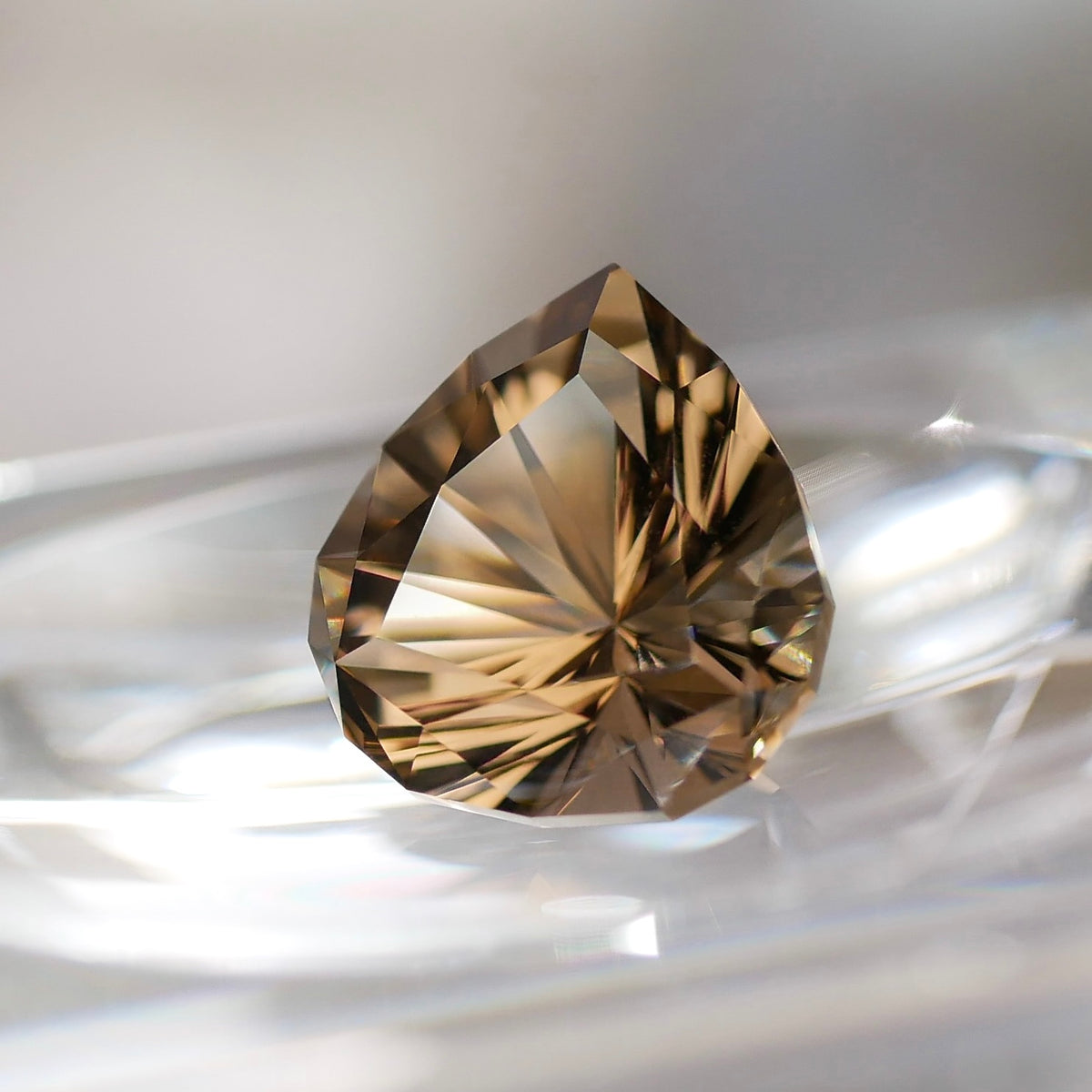 広島県産 江田島煙水晶 faceted cut ルース（Re440）