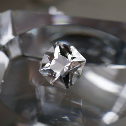 宮崎県産 高千穂水晶 faceted cut ルース（Re009）