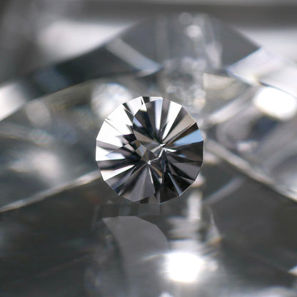 山梨県産 乙女水晶 faceted cut ルース（Re408）