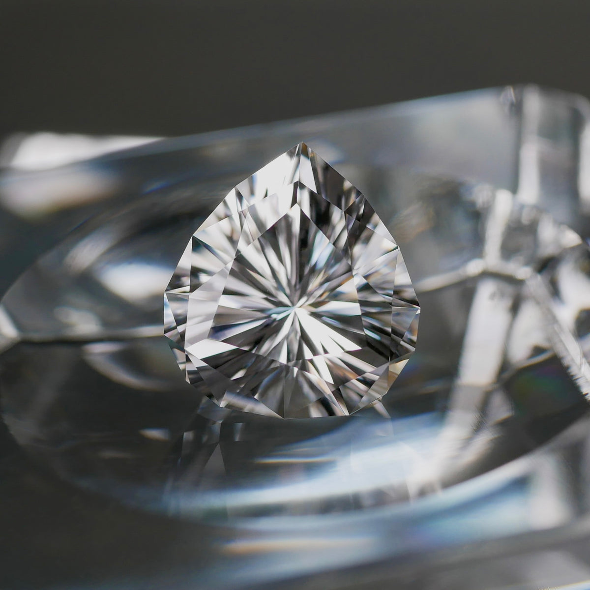 山梨県産 八幡山水晶 faceted cut ルース（Re406）