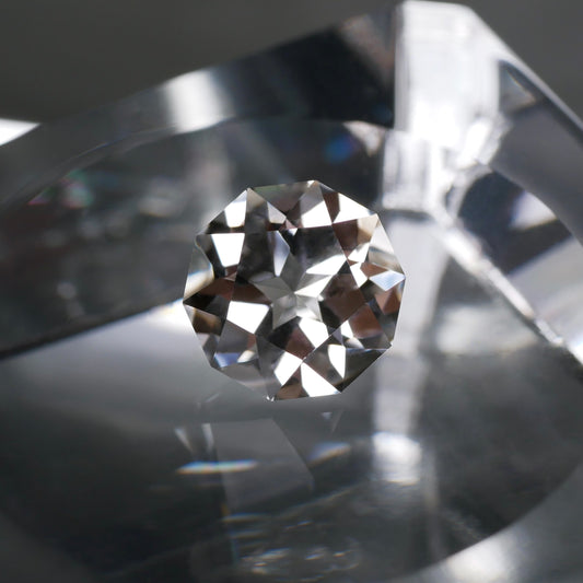 山梨県産 乙女水晶 faceted cut ルース（Re012）