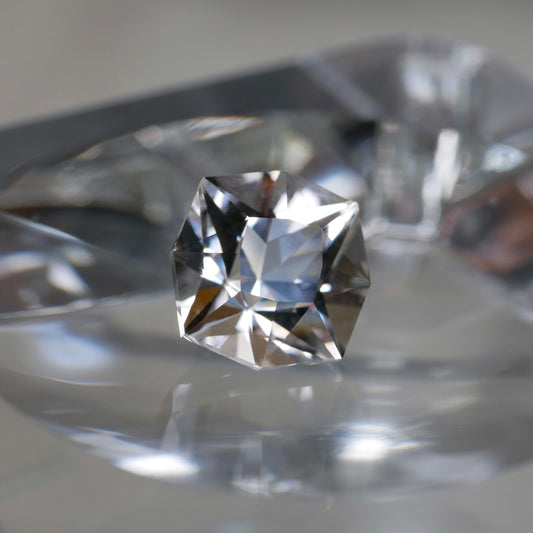 宮崎県産 高千穂水晶 faceted cut ルース（Re009）