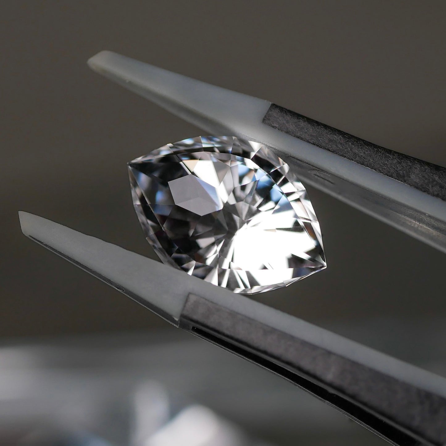 山梨県産 八幡山水晶 faceted cut ルース（Re358）
