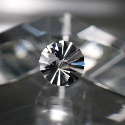 山梨県産 乙女水晶 faceted cut ルース（Re408）