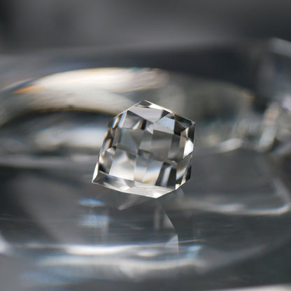 山梨県産 乙女水晶 faceted cut ルース（Re153）