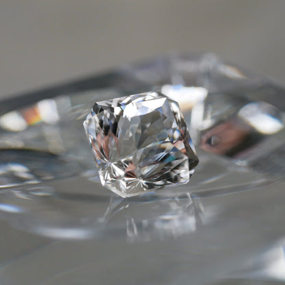 山梨県産 八幡山水晶 faceted cut ルース（Re015)