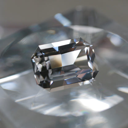 山梨県産 乙女水晶 faceted cut ルース（Re138）