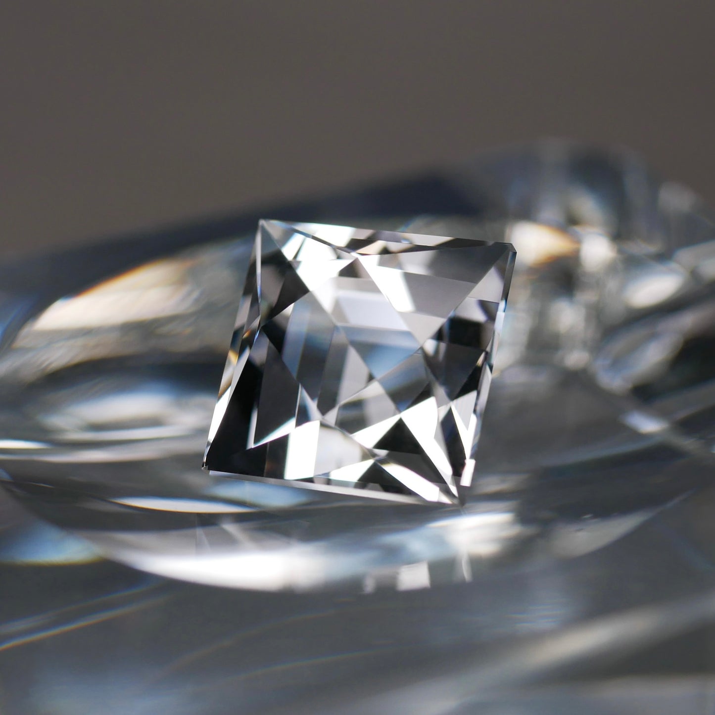 山梨県産 八幡山水晶 faceted cut ルース（Re325）