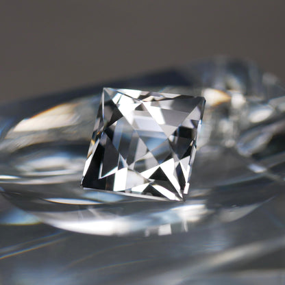 山梨県産 八幡山水晶 faceted cut ルース（Re325）