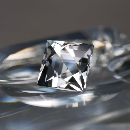 山梨県産 八幡山水晶 faceted cut ルース（Re325）