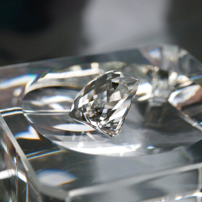 山梨県産 乙女水晶 faceted cut ルース（Re014）