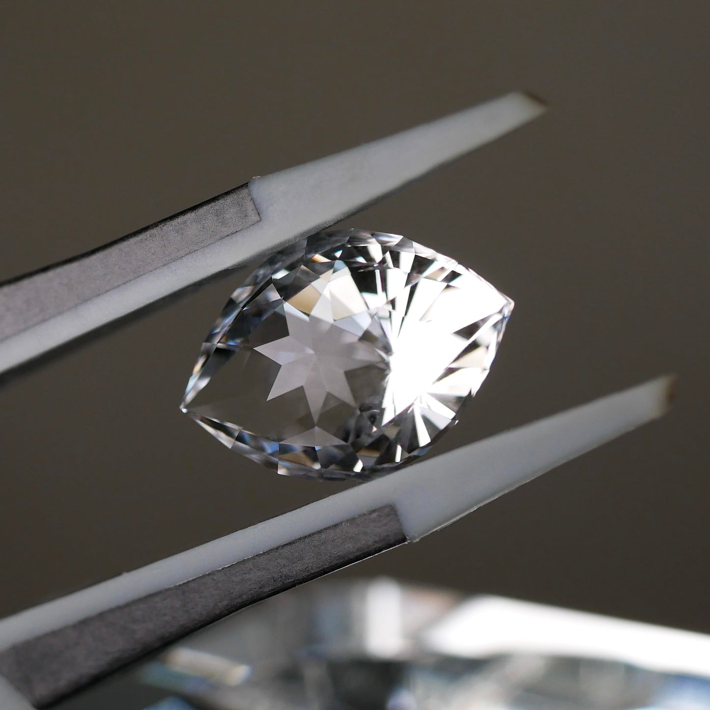 山梨県産 八幡山水晶 faceted cut ルース（Re358）