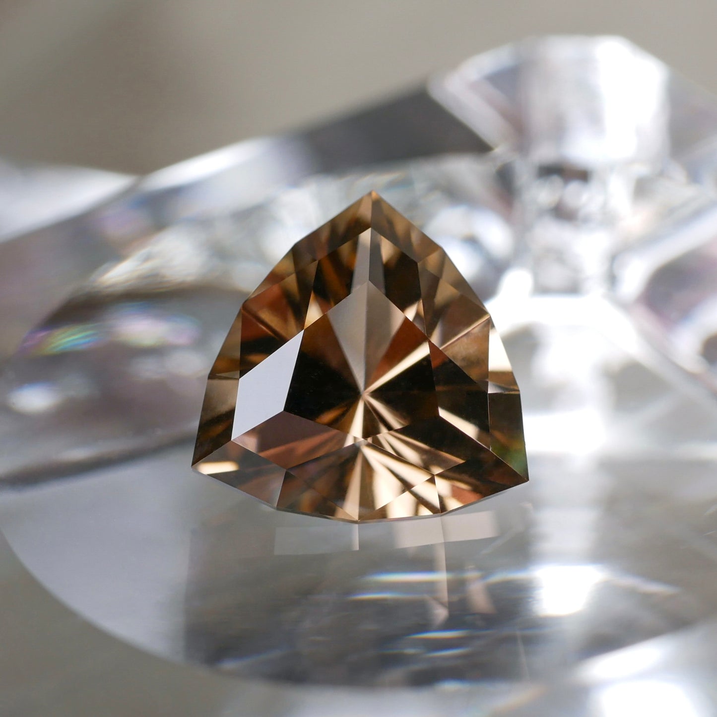 広島県産 江田島煙水晶 faceted cut ルース（Re020）