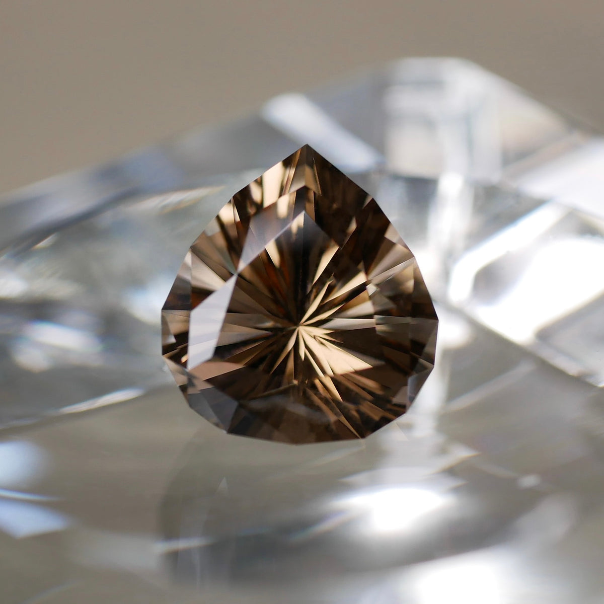 広島県産 江田島煙水晶 faceted cut ルース（Re440）