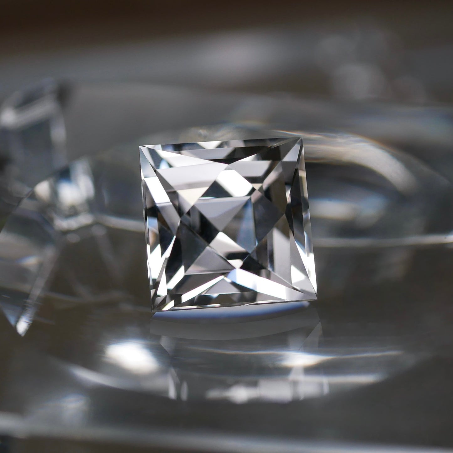 山梨県産 八幡山水晶 faceted cut ルース（Re325）