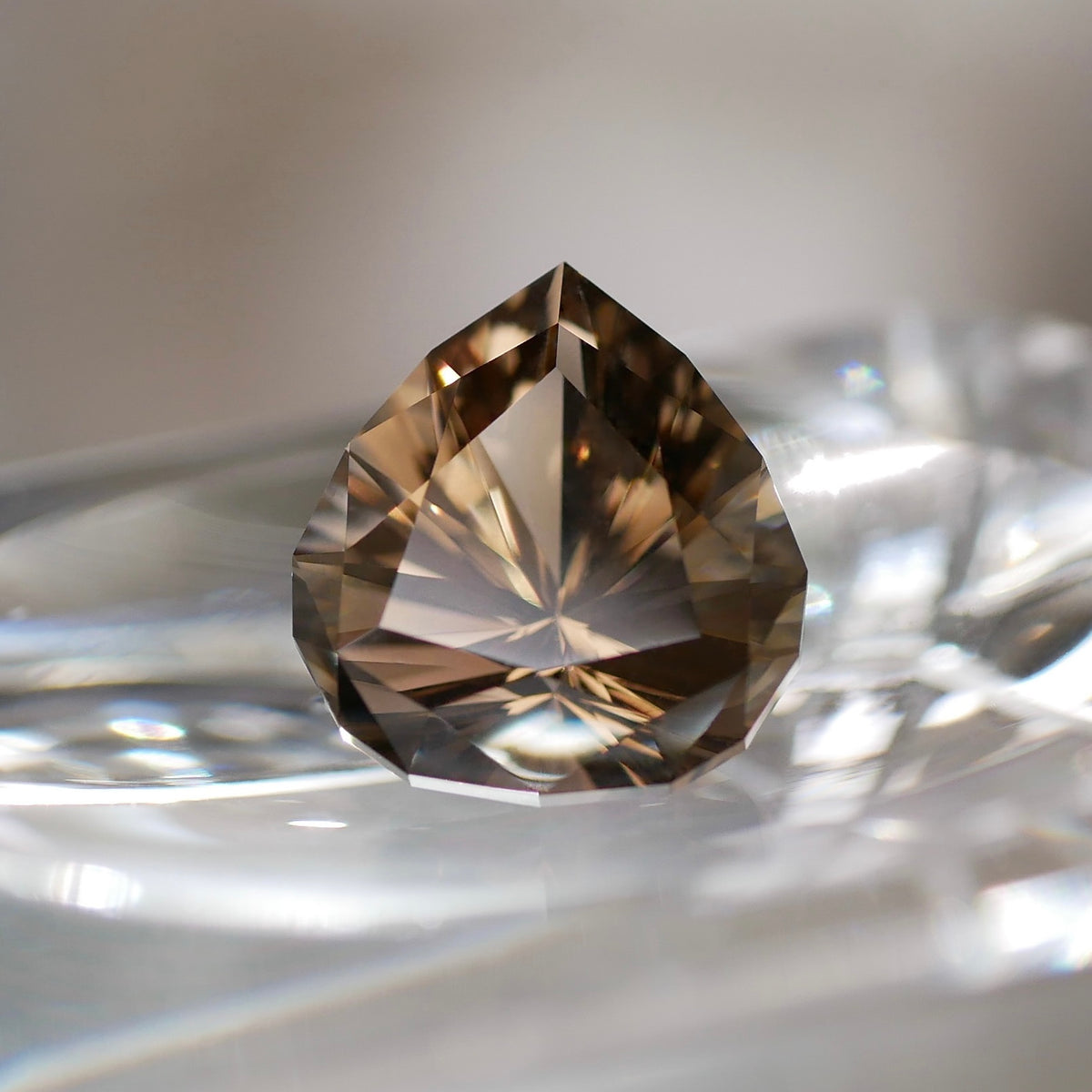 広島県産 江田島煙水晶 faceted cut ルース（Re440）