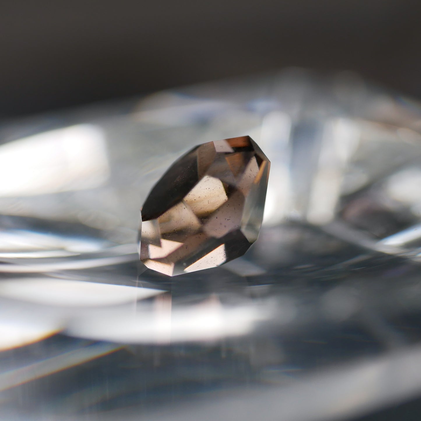 長野県産 黒曜石 faceted cut ルース（Re036）