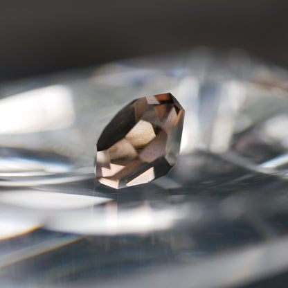 長野県産 黒曜石 faceted cut ルース（Re036）