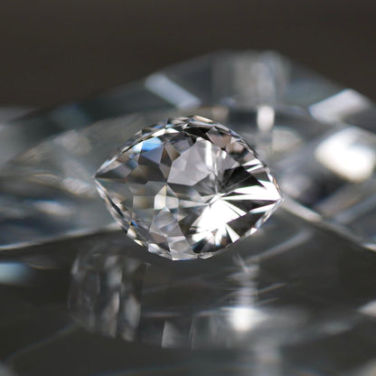 山梨県産 八幡山水晶 faceted cut ルース（Re358）