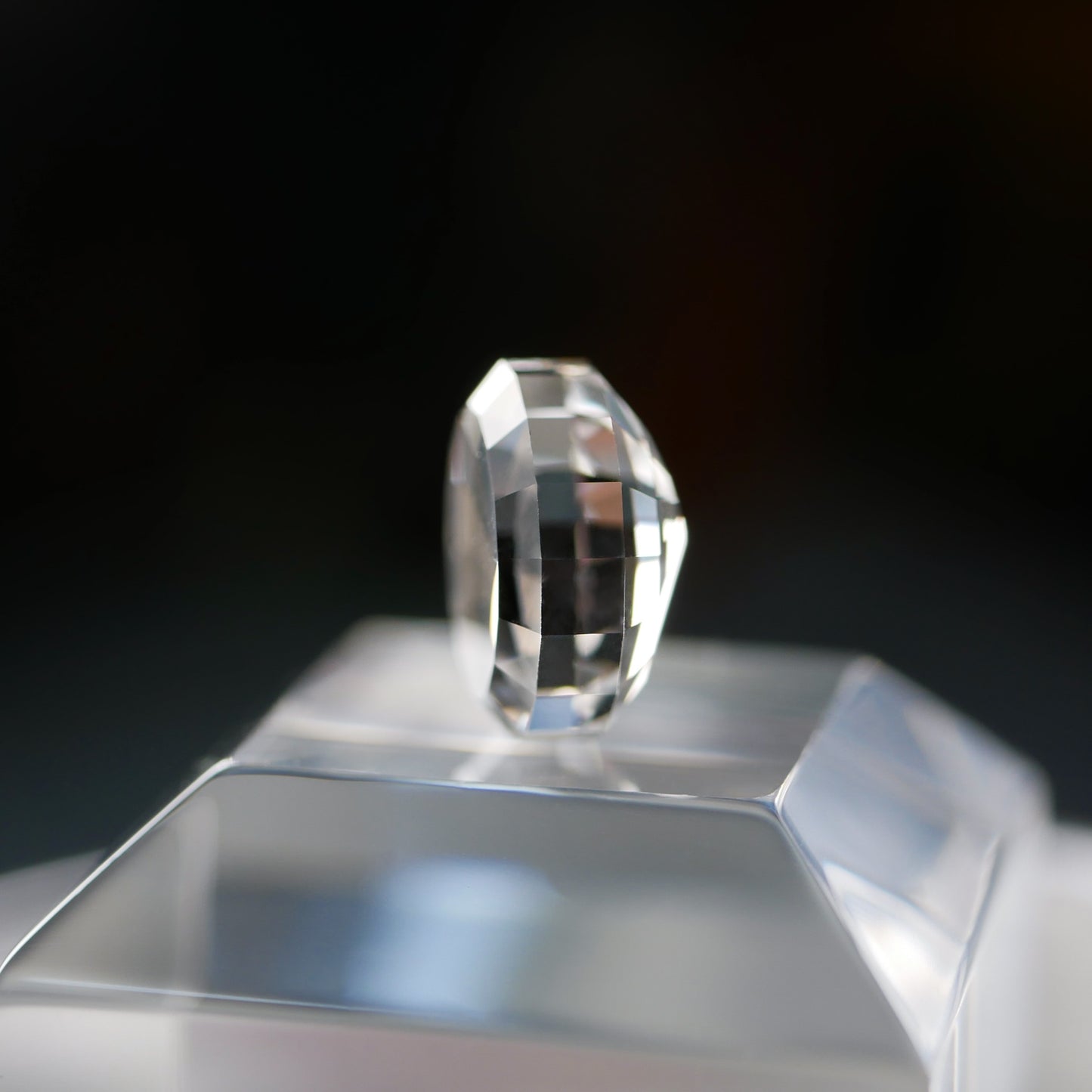 山梨県産 乙女水晶 faceted cut ルース（Re031）