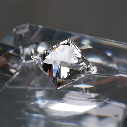 山梨県産 乙女水晶 faceted cut ルース（Re014）