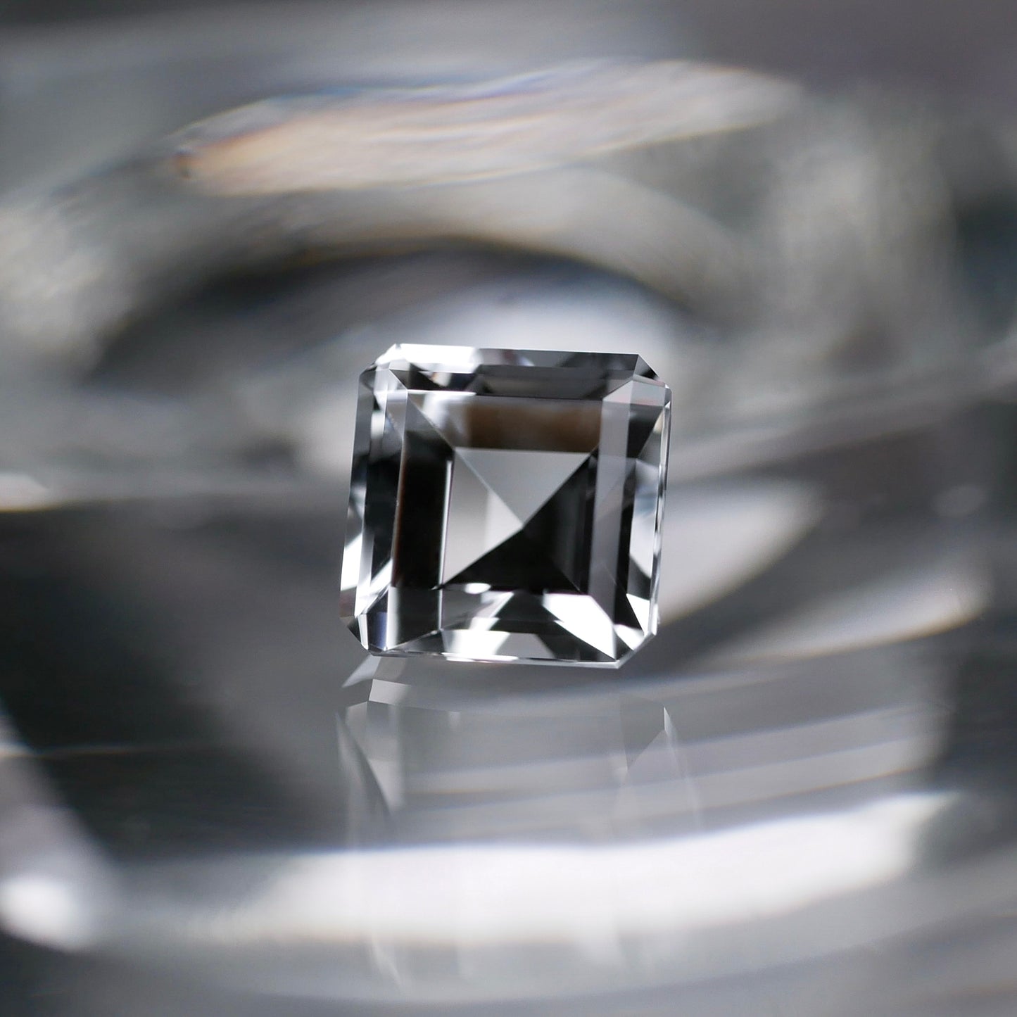 山梨県産 乙女水晶 faceted cut ルース（Re154）