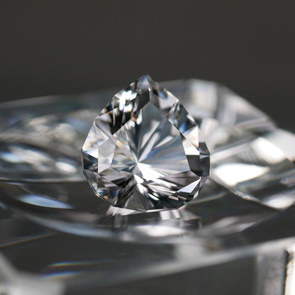 山梨県産 八幡山水晶 faceted cut ルース（Re406）