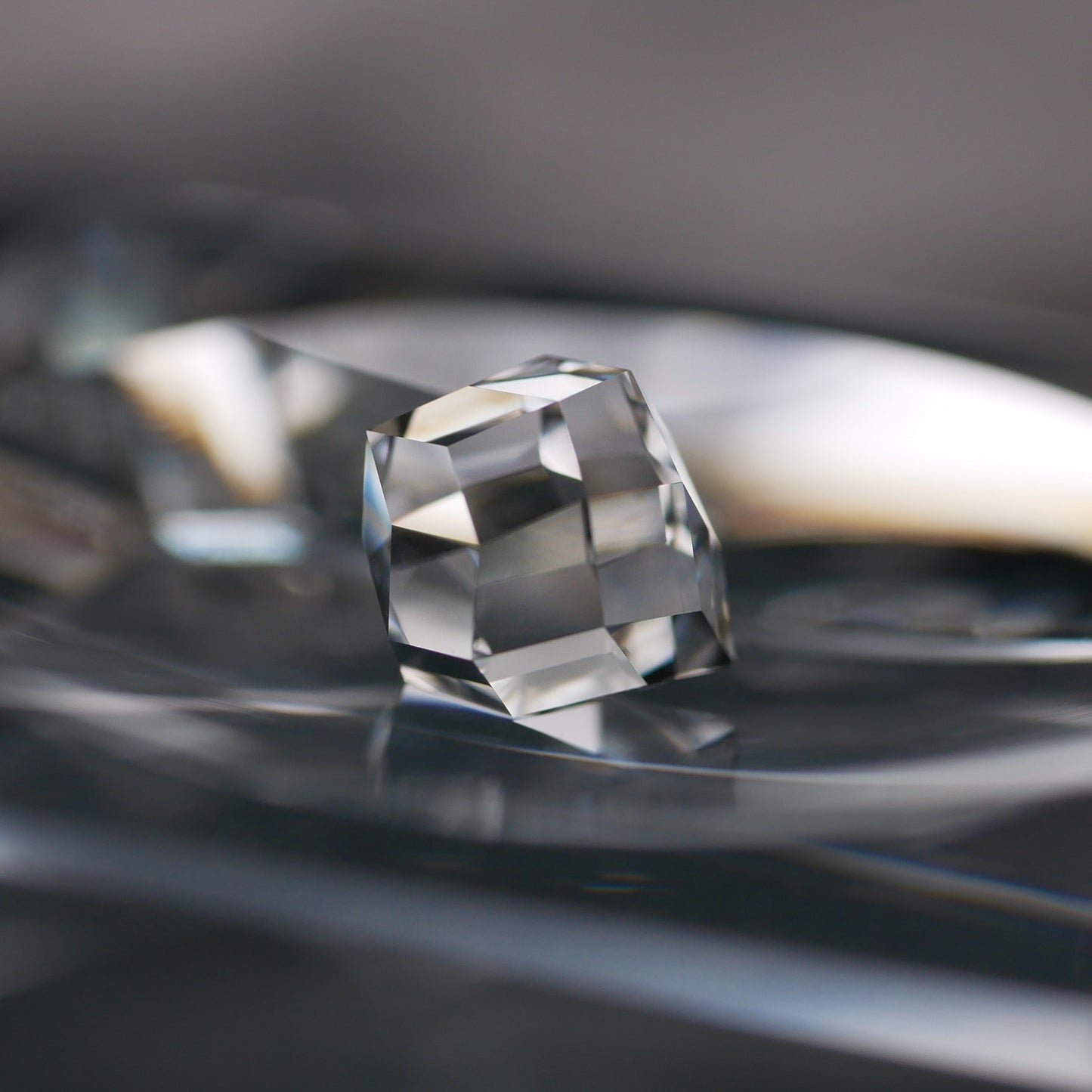 山梨県産 乙女水晶 faceted cut ルース（Re153）