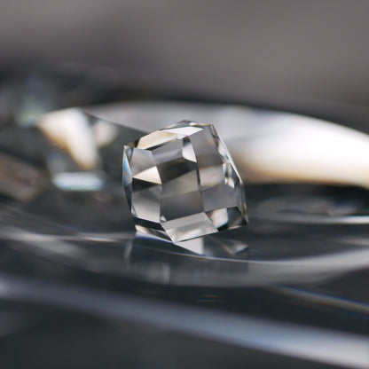 山梨県産 乙女水晶 faceted cut ルース（Re153）