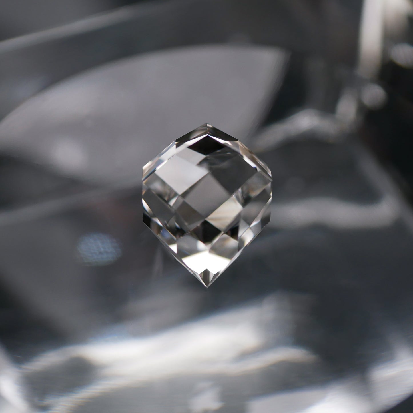 山梨県産 乙女水晶 faceted cut ルース（Re153）