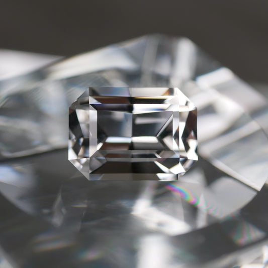 山梨県産 乙女水晶 faceted cut ルース（Re138）