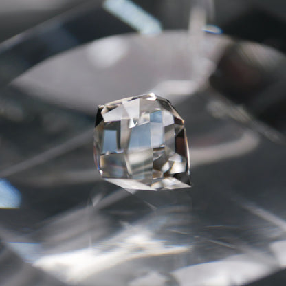 山梨県産 乙女水晶 faceted cut ルース（Re153）