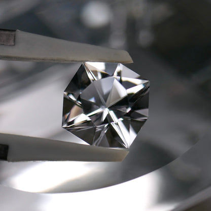 山梨県産 乙女水晶 faceted cut ルース（Re271）