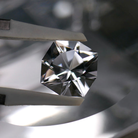 山梨県産 乙女水晶 faceted cut ルース（Re271）