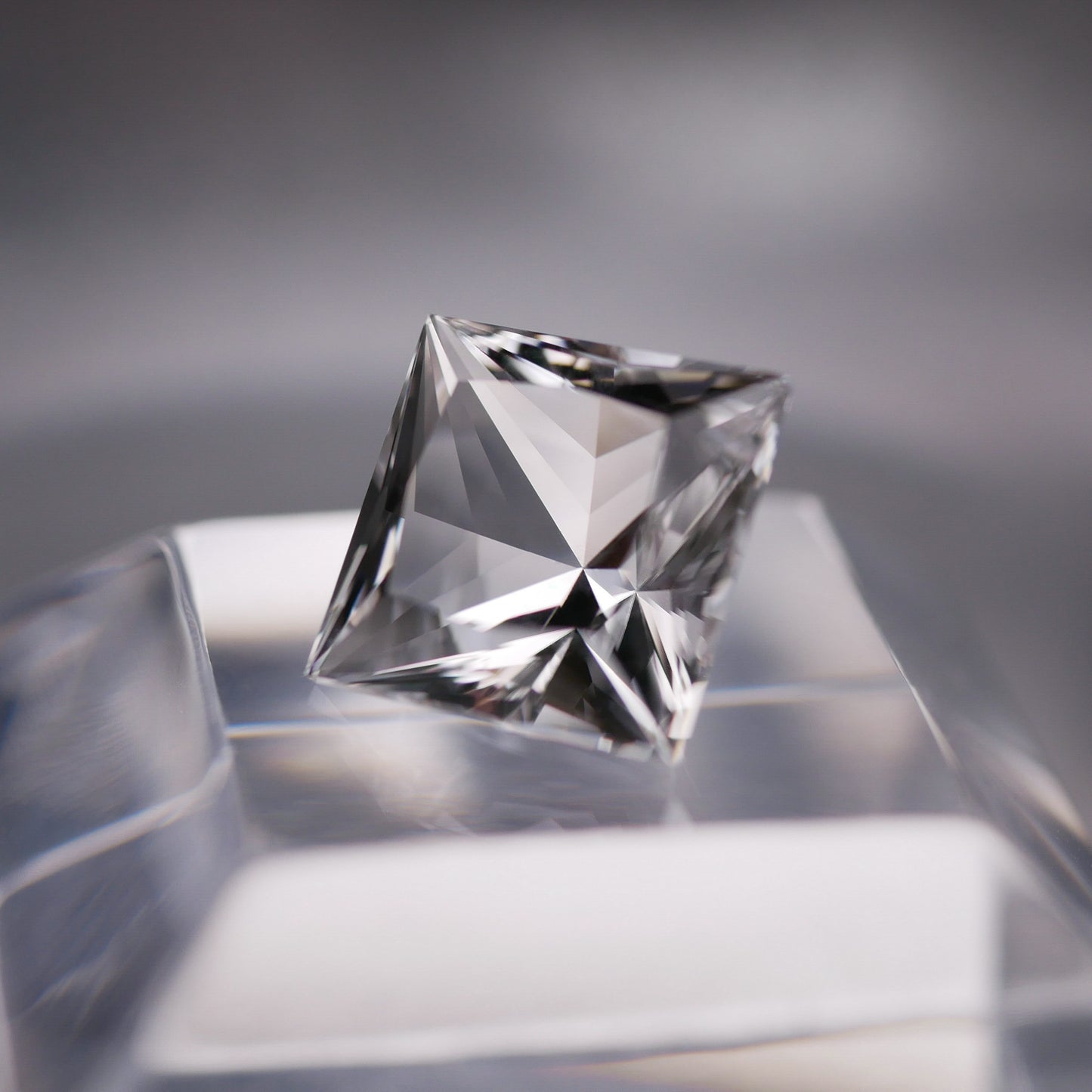 宮崎県産 高千穂水晶 faceted cut ルース（Re052)