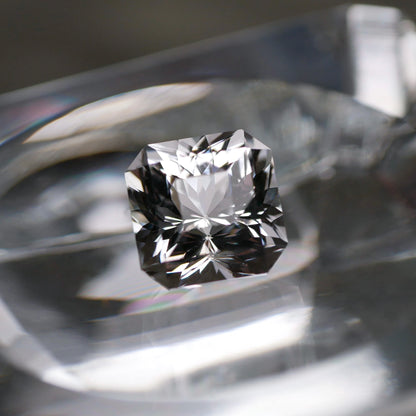 山梨県産 八幡山水晶 faceted cut ルース（Re015)