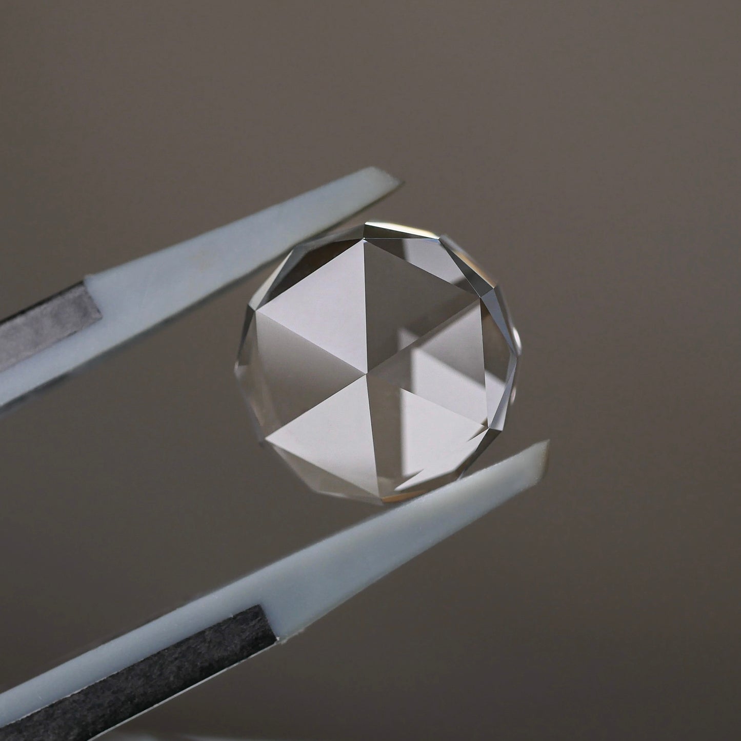 山梨県産 乙女水晶 faceted cut ルース（Re326）