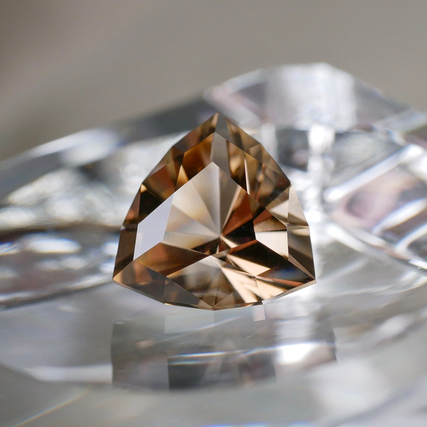 広島県産 江田島煙水晶 faceted cut ルース（Re020）