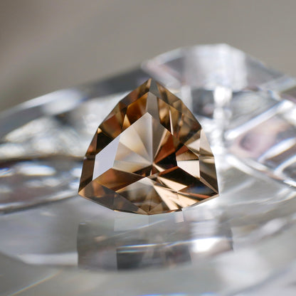 広島県産 江田島煙水晶 faceted cut ルース（Re020）