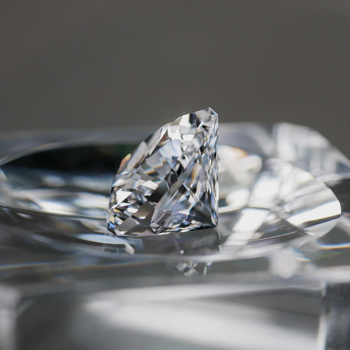 山梨県産 八幡山水晶 faceted cut ルース（Re406）