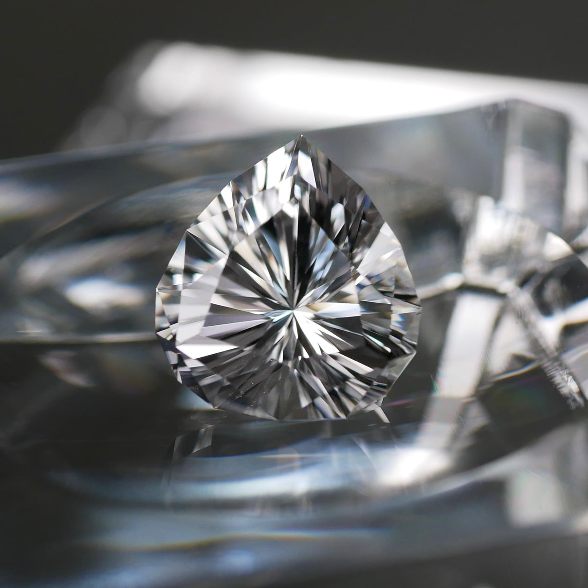 山梨県産 八幡山水晶 faceted cut ルース（Re406）