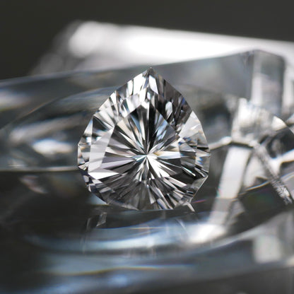山梨県産 八幡山水晶 faceted cut ルース（Re406）