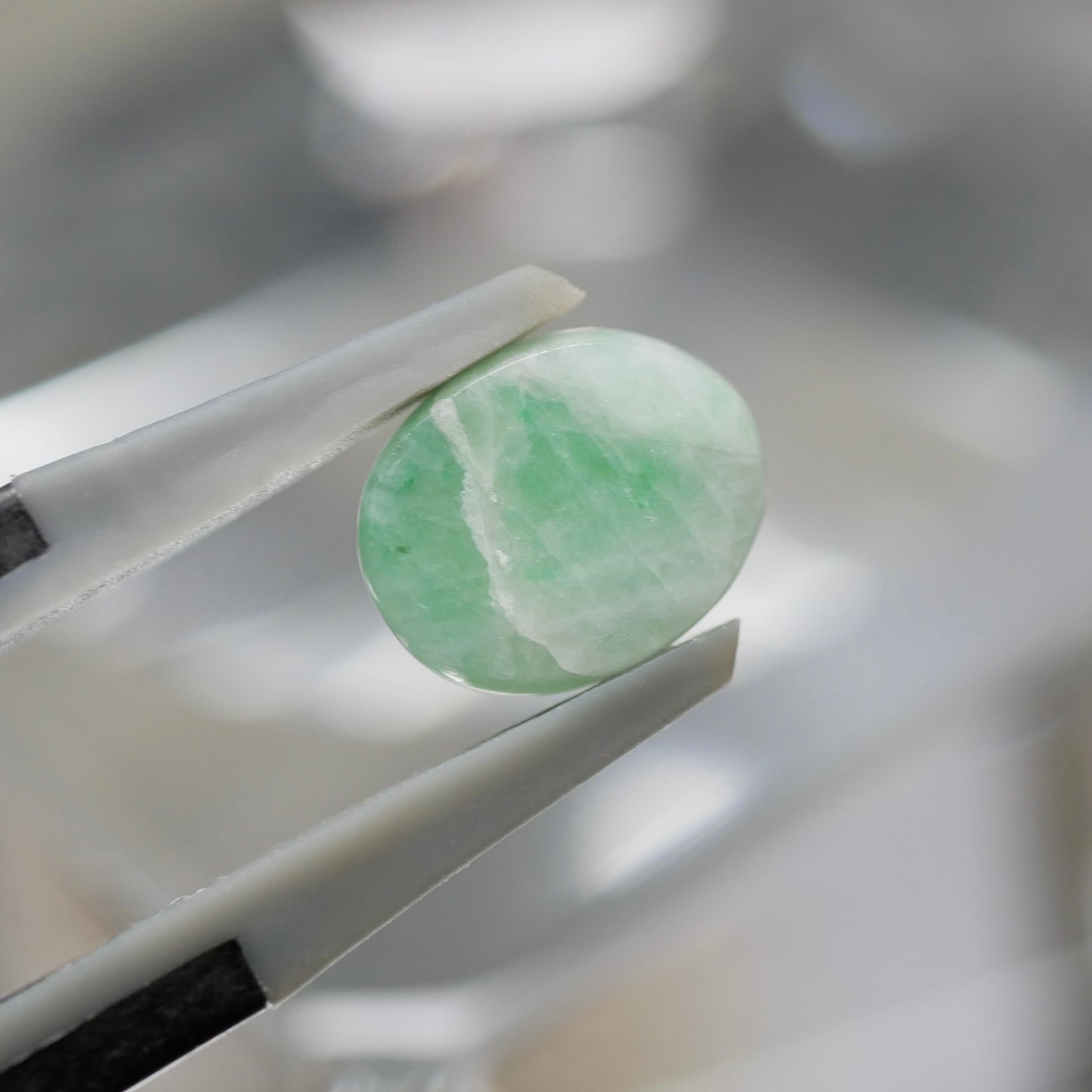 糸魚川産 グリーン翡翠 ハイカボションルース（Ki137）