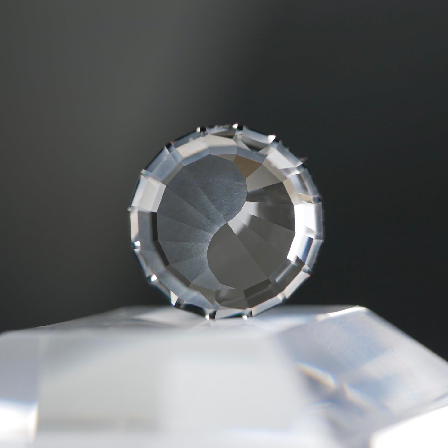 山梨県産 乙女水晶 faceted cut ルース（Re031）